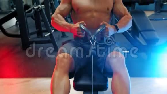 一个长着胡子很有魅力的健美运动员在体育健身馆里做力量锻炼在霓虹灯中举重视频的预览图