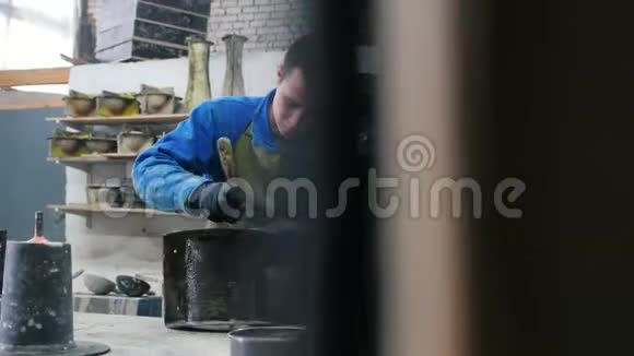 混凝土车间人正在用抹子清理混凝土浇筑模具视频的预览图