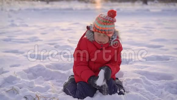 小男孩和他妈妈玩雪球慢镜头视频的预览图