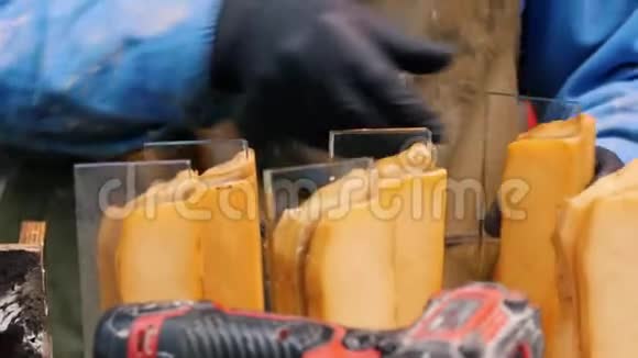 混凝土车间用硅胶制作配件的人视频的预览图
