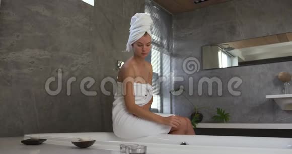 高加索女人在酒店准备洗澡视频的预览图