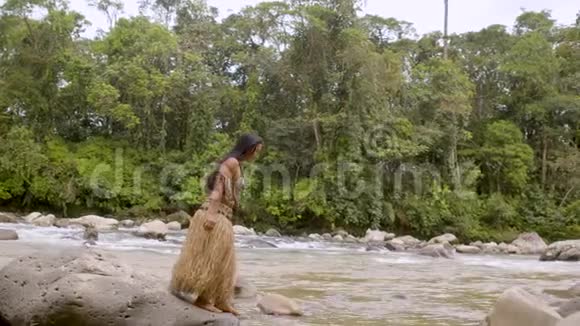 土著妇女跳跃视频的预览图