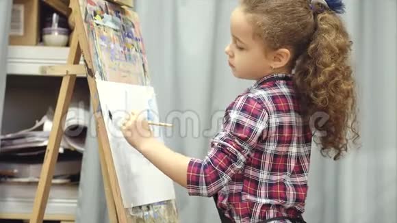 绘画的过程在艺术家的艺术工作室手工宝贝女孩在画布上写生视频的预览图