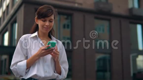 快乐的女人用智能手机跑步视频的预览图