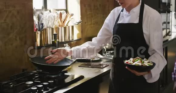 厨师检查锅是否够热视频的预览图