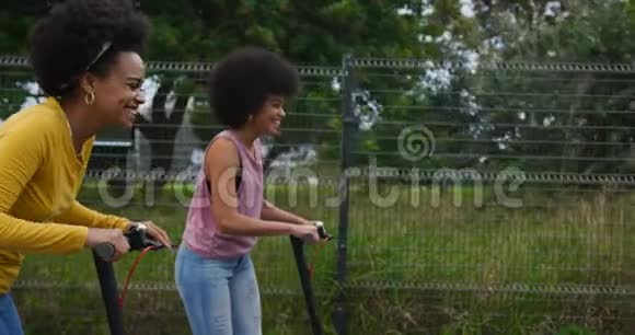 两个混血女人骑电动滑板车视频的预览图