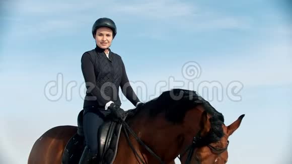 骑马美丽的女人笔直的姿势坐在马背上视频的预览图