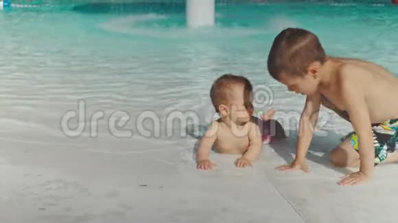 快乐的小男孩和小女孩在游泳池里玩耍视频的预览图