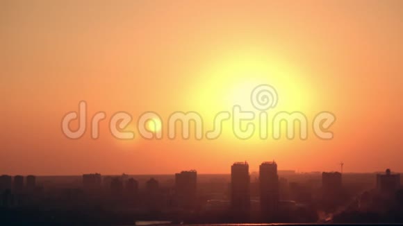 穿着夹克的女性在黎明的城市风景中视频的预览图
