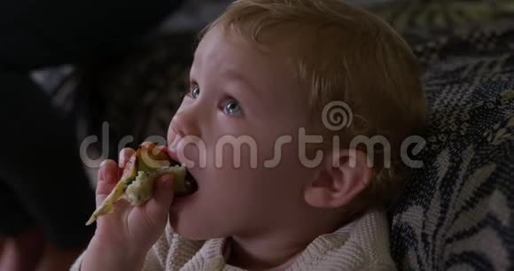 白种人婴儿在家吃饭的侧视图视频的预览图
