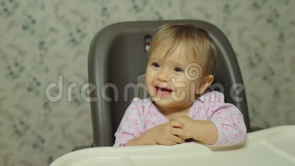 可爱的白种人小女孩坐在餐桌前的肖像视频的预览图