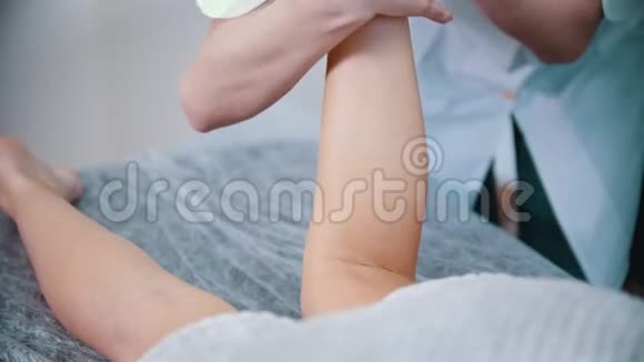 按摩女性按摩治疗师弯曲一个客户按摩她的小腿视频的预览图