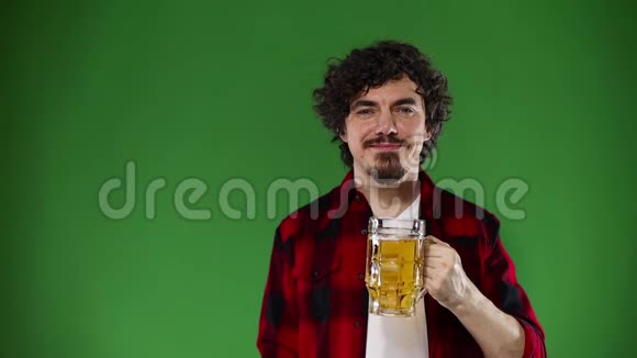 圣帕特里克节年轻的啤酒节男子提供大啤酒杯与饮料隔离在黄色背景慢动作视频的预览图