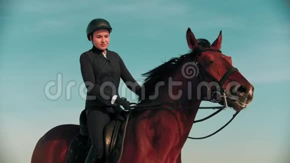 骑马者坐在带黑色鬃毛的湾马上视频的预览图