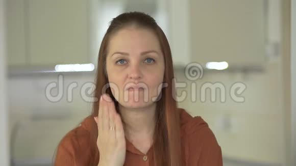 愤怒的女人在愤怒强烈的情绪视频的预览图