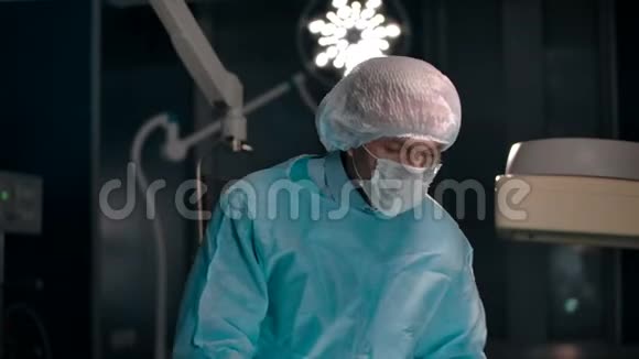 手术成功后医生摘下口罩的照片视频的预览图