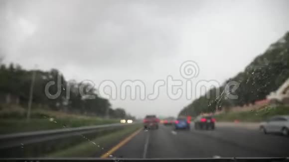 美国高速公路上的倾盆大雨视频的预览图