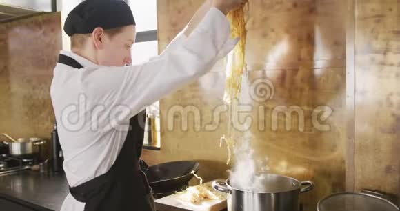 厨师把意大利面放进开水里视频的预览图