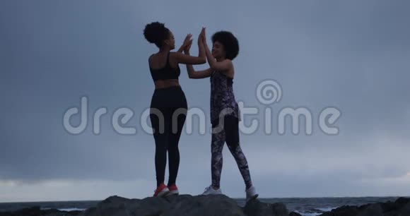 两个混血女子在沙滩上拥抱视频的预览图