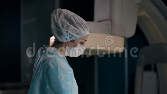 一位年轻的女外科医生在手术成功后摘下面具的肖像视频的预览图