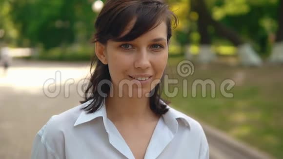肖像微笑的女人在户外摆姿势视频的预览图