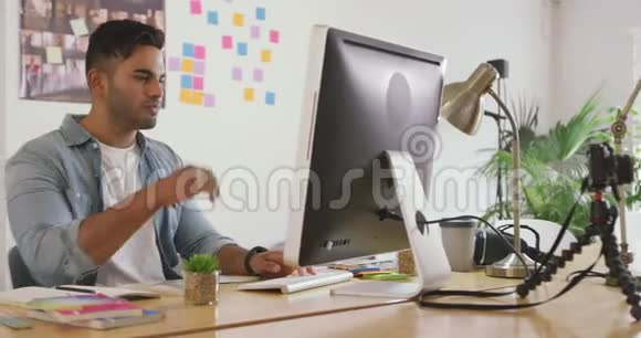 在创意办公室工作电脑的混血儿视频的预览图
