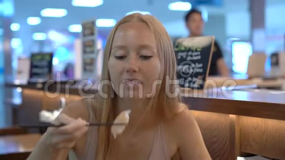日本餐馆里的一个年轻女人吃寿司旅行到日本的概念视频的预览图