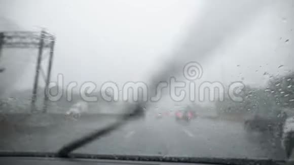 美国高速公路上的倾盆大雨视频的预览图