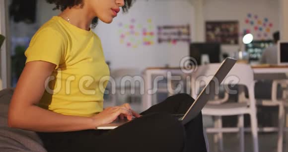 创意办公室电脑上的混血女人视频的预览图
