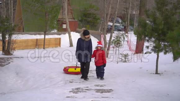 一个年轻的女人和她的小儿子在一个山区度假活动公园玩油管寒假概念视频的预览图