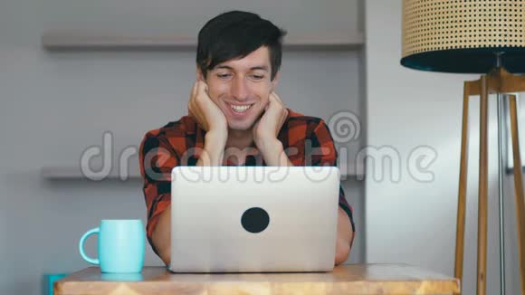 微笑快乐的人使用笔记本电脑的肖像自由职业者喜欢在家里用电脑工作和喝咖啡视频的预览图