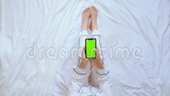 上图中女人拿着手机坐在卧室里视频的预览图