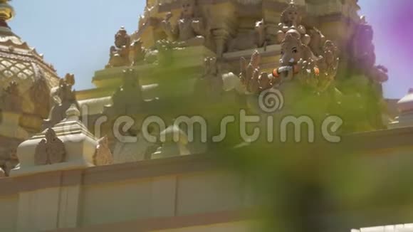 神庙屋顶上的神灵视频的预览图
