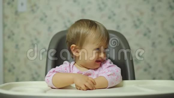 可爱的白种人小女孩坐在餐桌前的肖像视频的预览图