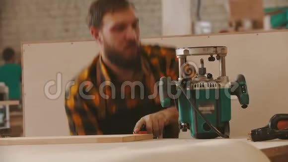 木工行业工人安装磨床视频的预览图