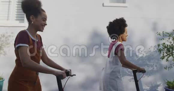两个混血女人骑电动滑板车视频的预览图