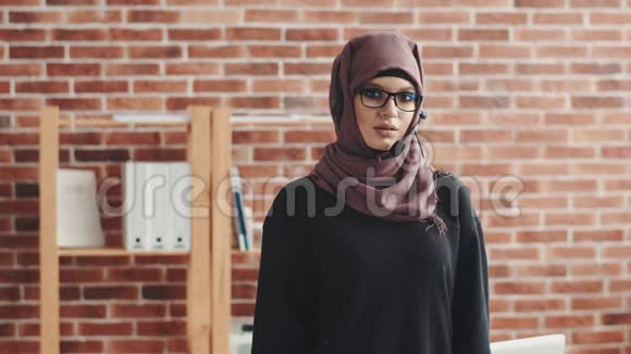 一个戴着头巾的年轻女孩把胳膊叠在胸前穆斯林自信的女孩双臂交叉在胸前视频的预览图