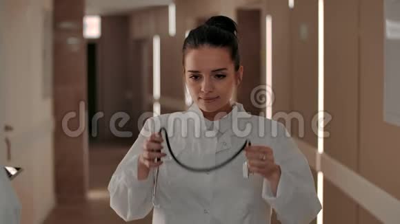 医院走廊上一位年轻漂亮的女外科医生的画像视频的预览图