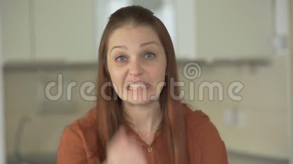 愤怒的女人在愤怒强烈的情绪视频的预览图