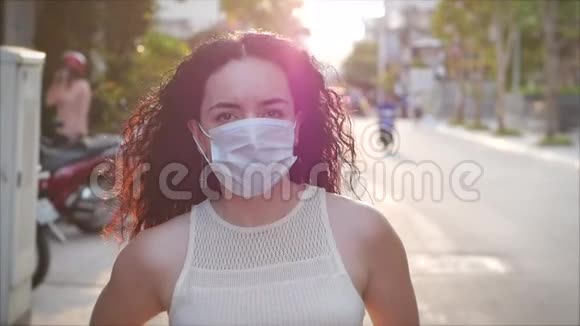 一个年轻的学生混合种族妇女戴着保护问街的肖像健康和安全生活概念视频的预览图