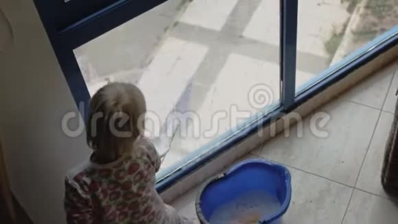 孩子玩清洁窗户视频的预览图