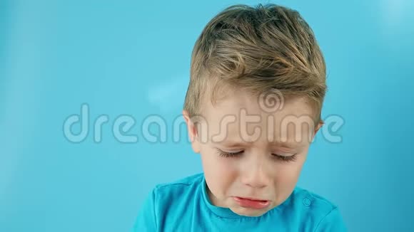 情感概念小男孩突然哭了起来孩子不能平静和困惑视频的预览图