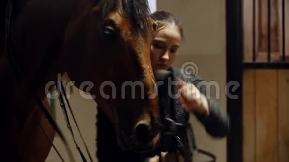 骑马的年轻女子骑着马缰绳视频的预览图