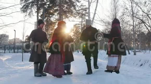 俄罗斯民间一群穿着传统服装的人在一个圆圈里跳舞鼓掌视频的预览图