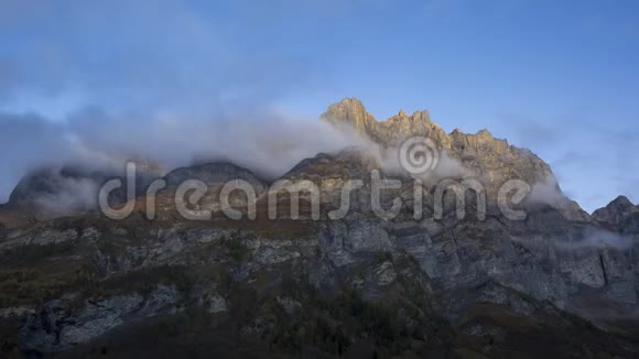 瑞士阿尔卑斯山的时间流逝视频的预览图