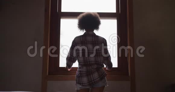 混血女人在家打开窗户视频的预览图