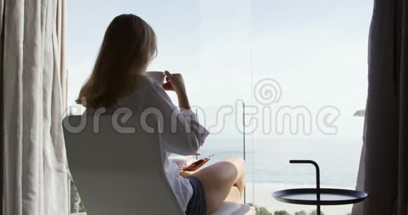 高加索女人在酒店喝咖啡视频的预览图