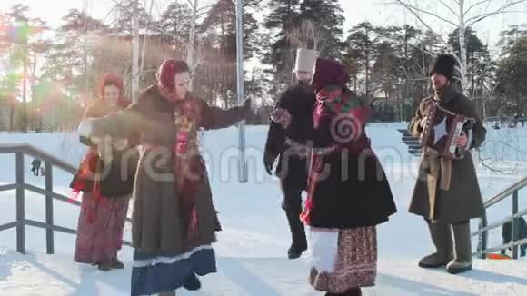 俄罗斯民间穿着传统俄罗斯服装的男女正在手风琴跳舞视频的预览图