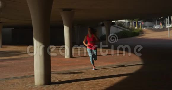 高加索女人在桥下奔跑视频的预览图