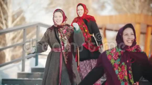 俄罗斯民间传说男人为戴着围巾的女人鼓掌她们笑着笑着视频的预览图